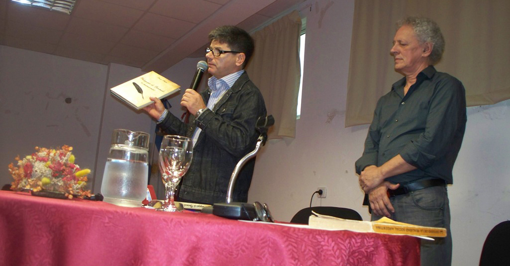 Entrega de uma copia da Pedagogia do Oprimido